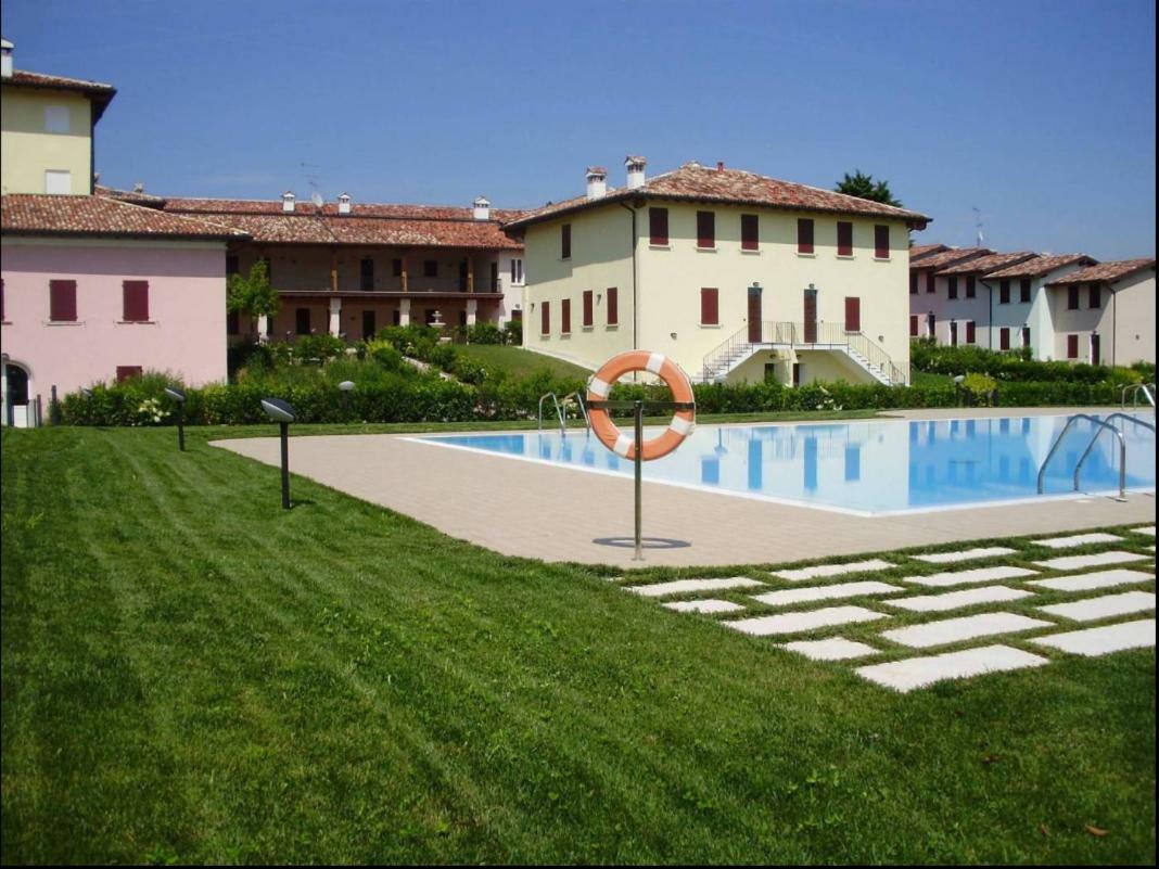 100% Design Villa Desenzano del Garda Exterior photo